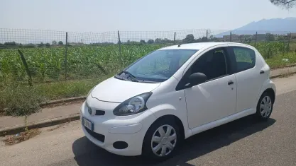 Usata Toyota Aygo Connect Style 68 CV (50 kW) 2012 Bianco Utilitaria