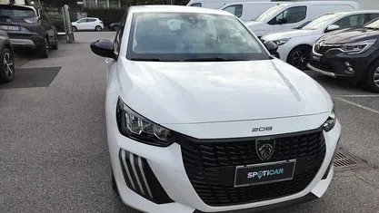 Bianco Nuova 2025 Peugeot 208 Style Due volumi | 17.200 € (Buon prezzo)