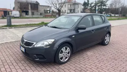 Usata Kia Ceed GT LX 90 CV (66 kW) 2010 Marrone Berlina