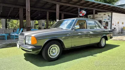 Usata Mercedes 240 72 CV (52 kW) 1980 Grigio Berlina