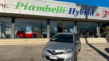 Usata Toyota Yaris Active 90 CV (66 kW) 2013 Argento Berlina