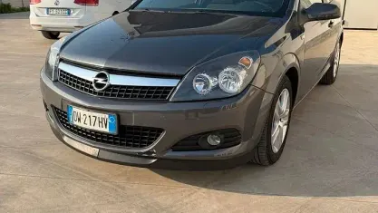 Usata Opel Astra GTC Enjoy 110 CV (80 kW) 2009 Grigio Berlina