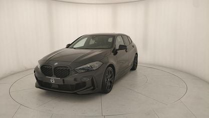 Begagnad BMW M135 Performance 306 HK (225 kW) 2024 Svart Halvkombi