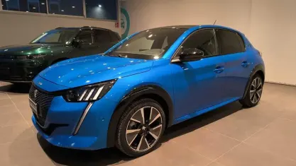 Usata Peugeot e-208 GT 100 kW (136 CV) 2021 Blu Utilitaria
