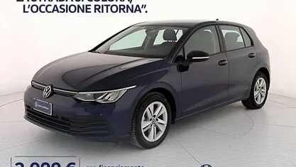 Begagnad VW Golf VIII Life 110 HK (80 kW) 2023 Blå Sedan