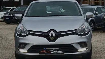 Grigio chiaro met. Usata 2019 Renault Clio IV Zen Tre volumi | 10.990 € (Buon prezzo)