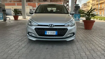Usata Hyundai i20 Comfort 75 CV (55 kW) 2015 Grigio Berlina