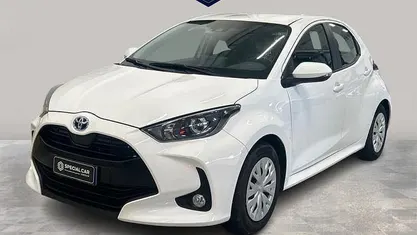 Begagnad Toyota Yaris Hybrid Business Edition 116 HK (85 kW) 2023 Vit Sedan
