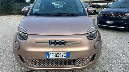Usata Fiat 500e Passion 86 kW (118 CV) 2021 Viola Berlina