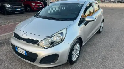 Usata Kia Rio LX 85 CV (62 kW) 2013 Grigio Berlina