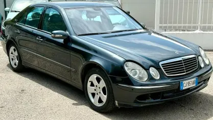 Usata Mercedes E270 Avantgarde 177 CV (130 kW) 2004 Blu Berlina