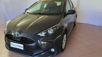 Grigio Usata 2020 Toyota Yaris Hybrid Business Edition Tre volumi | 16.450 € (Buon prezzo)
