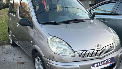 Usata Toyota Yaris Verso Sol 86 CV (63 kW) 2005 Argento Monovolume