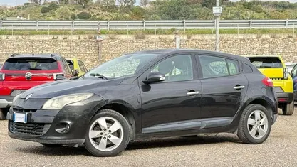Usata 2009 Renault Mégane Dynamique Tre volumi | 2300 € (Buon prezzo)