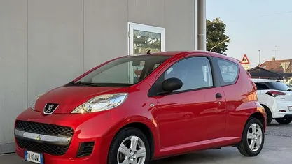 Usata Peugeot 107 68 CV (50 kW) 2009 Rosso Utilitaria