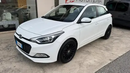 Usata Hyundai i20 Comfort 75 CV (55 kW) 2015 Bianco Berlina