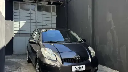 Usata Toyota Yaris Luxury 69 CV (50 kW) 2010 Beige Utilitaria