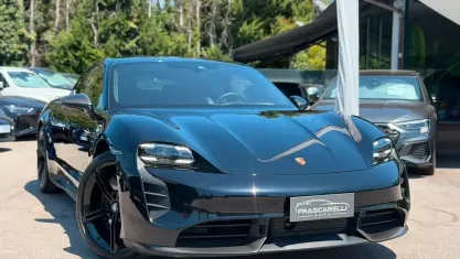Usata Porsche Taycan 141 kW (193 CV) 2023 Nero jet metallizzato Berlina