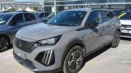 Usata Peugeot 2008 Allure 101 CV (74 kW) 2025 Grigio SUV