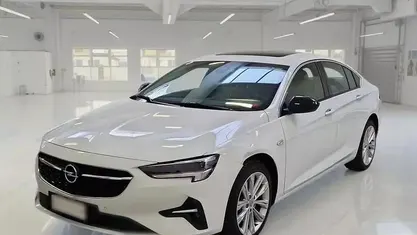 Begagnad Opel Insignia Business Elegance 174 HK (127 kW) 2021 Vit Sedan