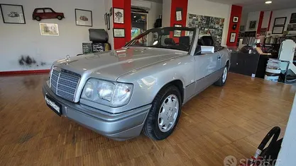 Usata Mercedes E300 220 CV (161 kW) 1993 Grigio Cabrio
