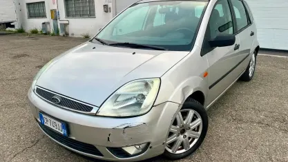 Usata Ford Fiesta Ghia 75 CV (55 kW) 2004 Grigio Utilitaria