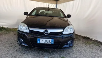 Usata Opel Tigra Sport 69 CV (50 kW) 2005 Nero Cabrio