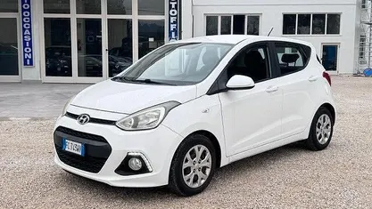 Bianco Usata 2016 Hyundai i10 Comfort Due volumi | 7900 € (Buon prezzo)