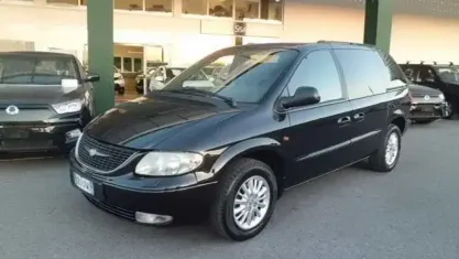 Usata Chrysler Grand Voyager 143 CV (105 kW) 2002 Nero Monovolume