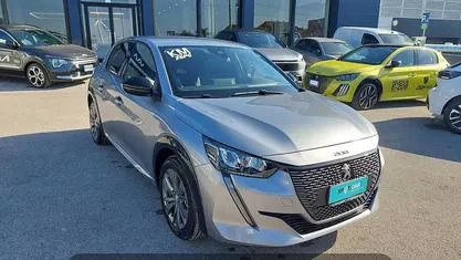 Usata Peugeot e-208 Allure 56 kW (77 CV) 2023 Grigio Utilitaria