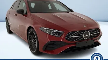 Rosso metallizzato Usata 2024 Mercedes A180 Advanced Plus Tre volumi | 33.200 € (Buon prezzo)