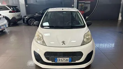 Usata Peugeot 107 Access 68 CV (50 kW) 2013 Bianco Utilitaria