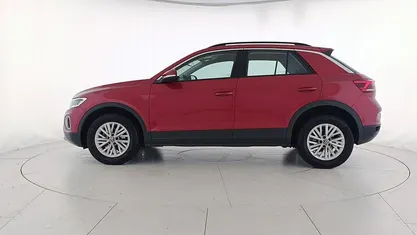 Usata VW T-Roc Life 110 CV (80 kW) 2023 Kings red metallizzato SUV