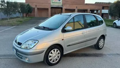 Usata Renault Scénic Expression 102 CV (75 kW) 2003 Grigio Monovolume