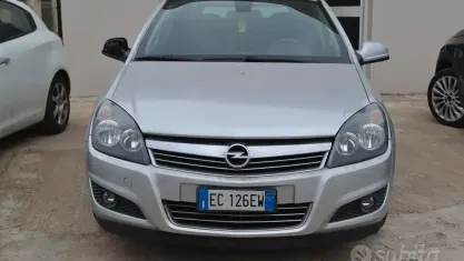 Usata Opel Astra Edition 110 CV (80 kW) 2010 Grigio Station wagon