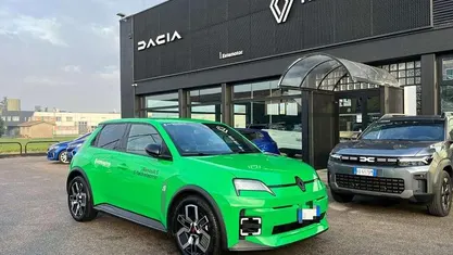 Verde pop! metallizzato Nuova 2025 Renault 5 E-Tech Urban Tre volumi | 24.900 € (Ottimo prezzo)