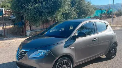 Usata Lancia Ypsilon Gold 69 CV (50 kW) 2016 Grigio Utilitaria