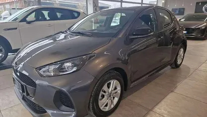 Lead grey Nuova 2025 Mazda 2 Center-Line Tre volumi | 20.200 € (Buon prezzo)