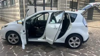 Usata Renault Scénic Dynamique 130 CV (95 kW) 2011 Bianco Monovolume