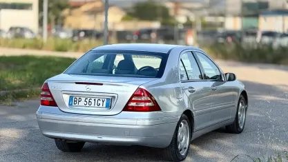 Usata Mercedes C200 163 CV (119 kW) 2000 Grigio Berlina
