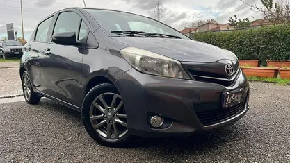 Usata 2014 Toyota Yaris Lounge Tre volumi | 5900 € (Buon prezzo)