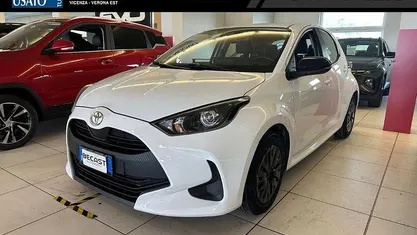 Brugt Toyota Yaris Hybrid Active 92 HK (67 kW) 2024 Hvid Sedan