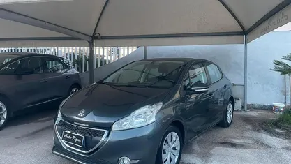 Grigio Usata 2012 Peugeot 208 Access Due volumi | 5500 € (Buon prezzo)