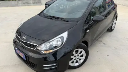 Usata Kia Rio Active 84 CV (61 kW) 2015 Nero Berlina