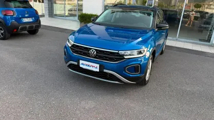 Usata VW T-Roc Life 150 CV (110 kW) 2023 Bluazzurro SUV