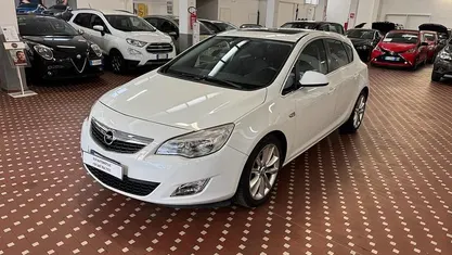 Usata Opel Astra Cosmo 125 CV (91 kW) 2011 Bianco Berlina