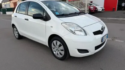 Usata Toyota Yaris 69 CV (50 kW) 2011 Bianco Utilitaria