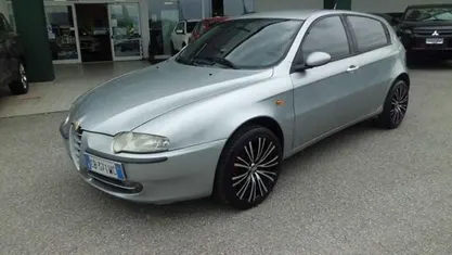 Usata Alfa Romeo 147 115 CV (84 kW) 2002 Grigio Utilitaria