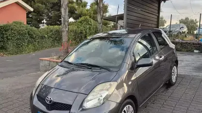 Usata Toyota Yaris Sol 90 CV (66 kW) 2010 Grigio Utilitaria