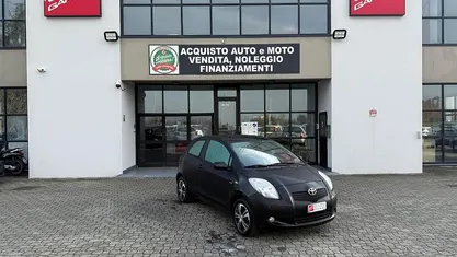Grigio Usata 2007 Toyota Yaris Tre volumi | 2900 € (Buon prezzo)